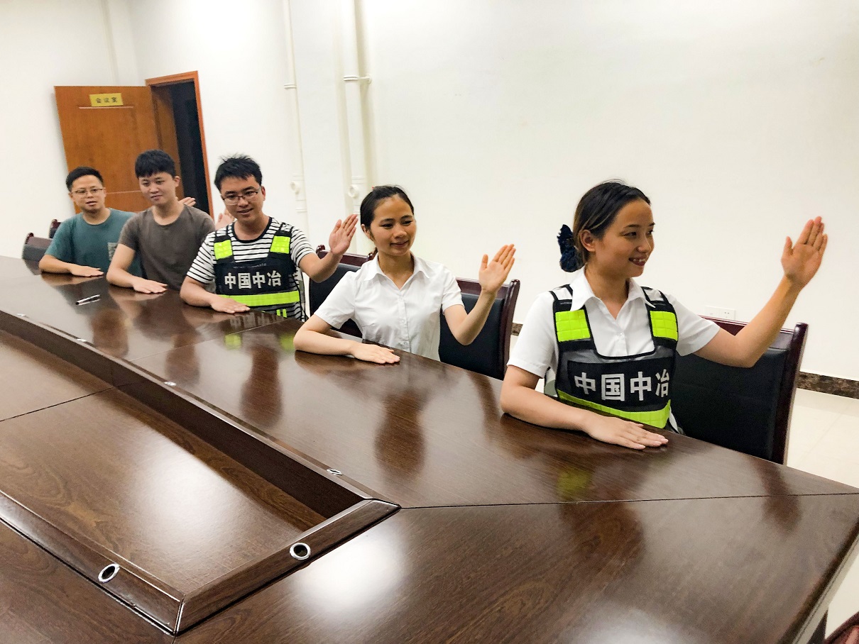 11.7月30日，三荔高速項目水各收費站組織新進職工業(yè)務知識考核，內(nèi)容涵蓋了收費標準、收費范圍，文明優(yōu)質(zhì)服務禮儀、文明用語以及實際操作等，幫助他們盡快掌握及熟悉收費崗位各項專業(yè)技能。（三荔項目公司 吳定勇 陳宏宇）
